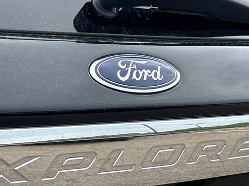 Used 2022 Ford Explorer XLT w/ Equipment Group 202A AWD/4WD image 29