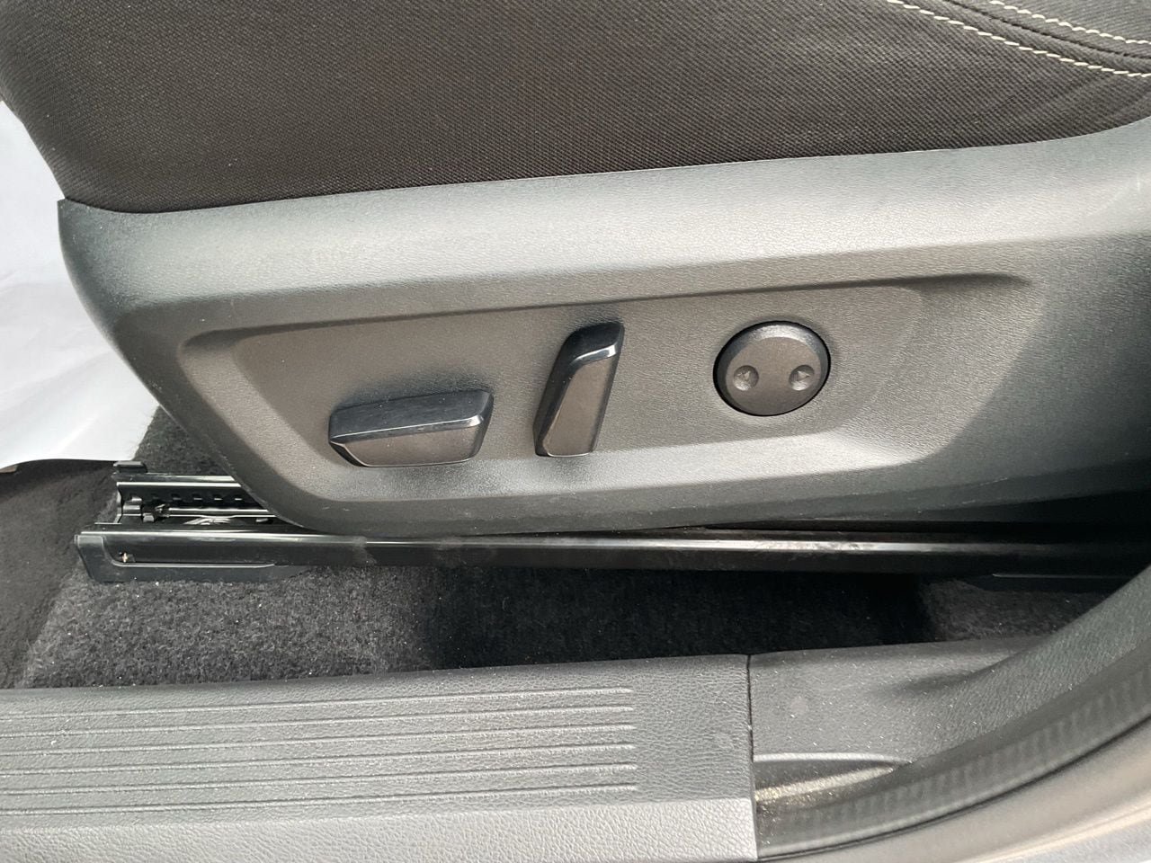 Used 2025 Nissan Rogue SV FWD image 9