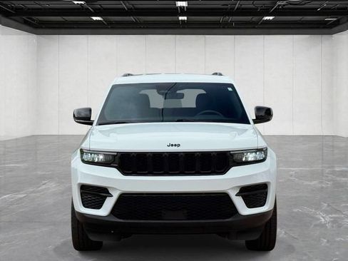 Used 2023 Jeep Grand Cherokee Altitude AWD/4WD image 8