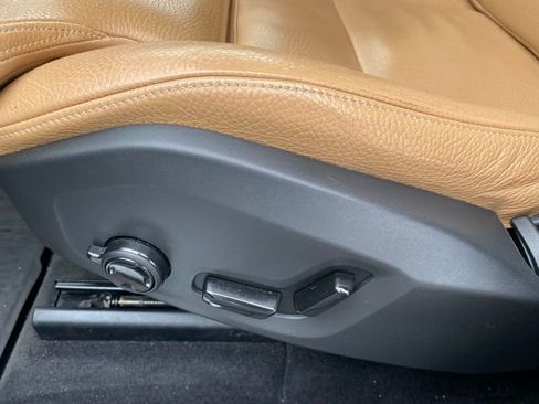 Used 2019 Volvo XC60 T5 Momentum w/ Multimedia Package image 15