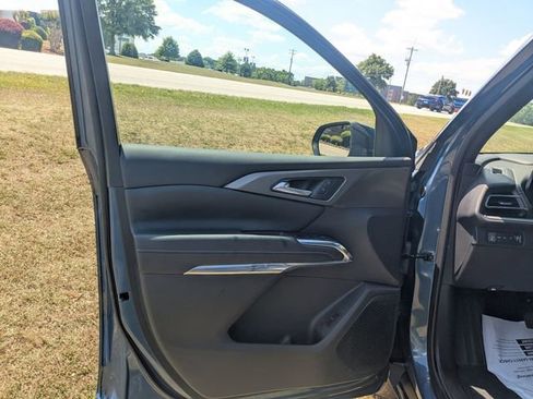 Used 2025 Chevrolet Traverse LT AWD/4WD image 8