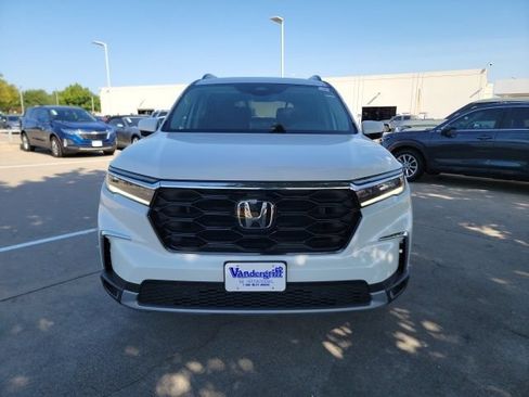 Used 2025 Honda Pilot Touring image 2