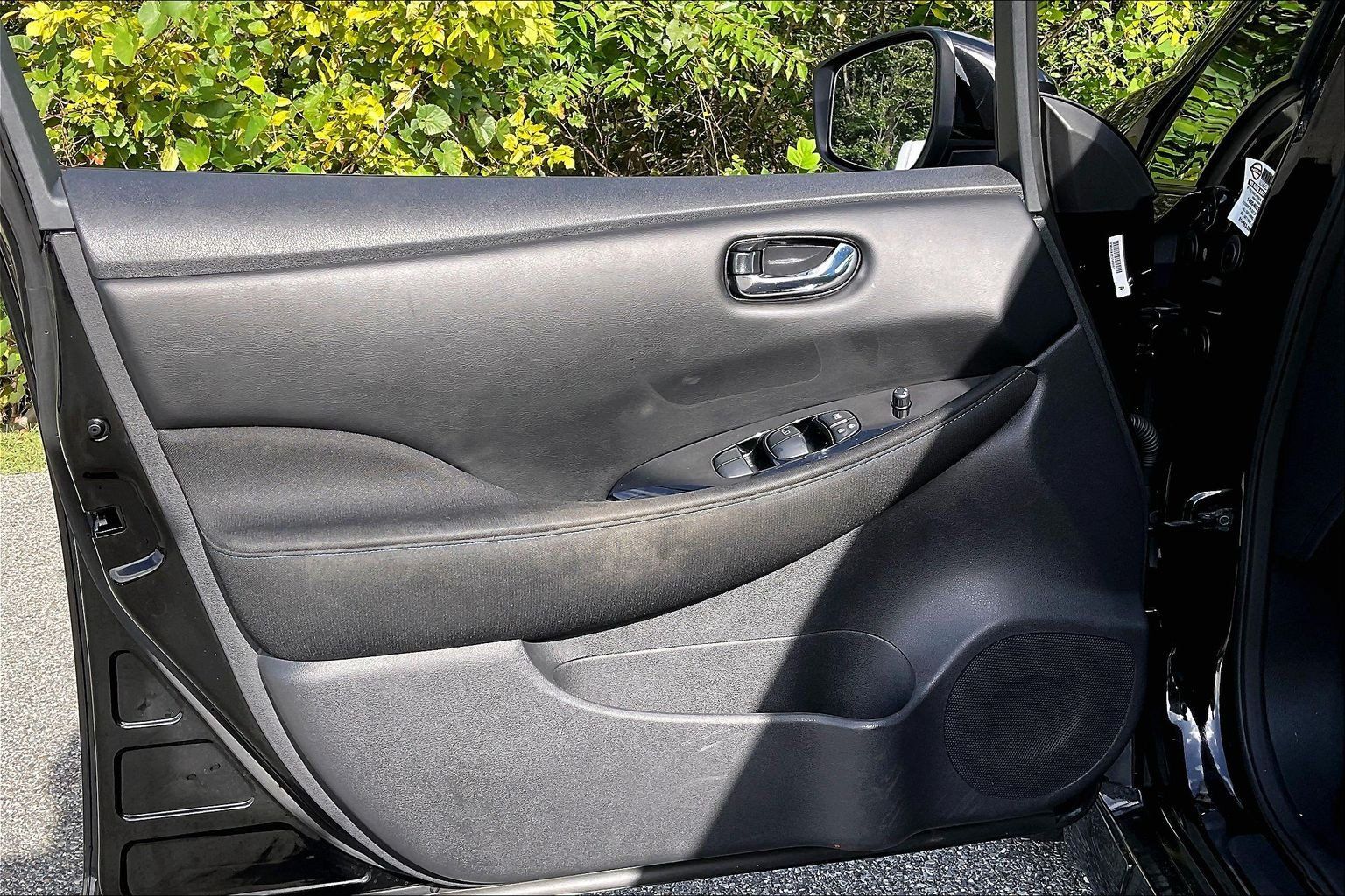 Used 2022 Nissan Leaf SV w/ SV Technology Package FWD image 23