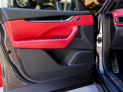 Used 2018 Maserati Levante GranSport image 9