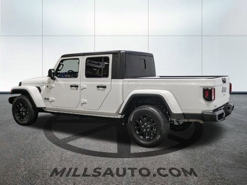 Used 2023 Jeep Gladiator Overland image 4