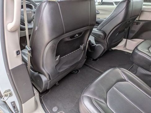 Certified 2023 Chrysler Pacifica Touring-L image 24