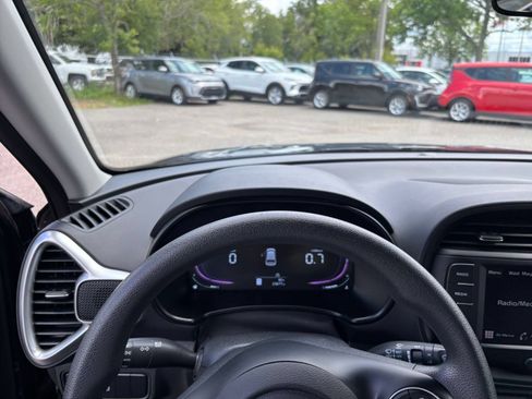 Used 2025 Kia Soul LX w/ LX Technology Package FWD image 32