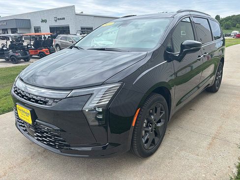 New 2027 Chrysler Pacifica Limited AWD/4WD image 7