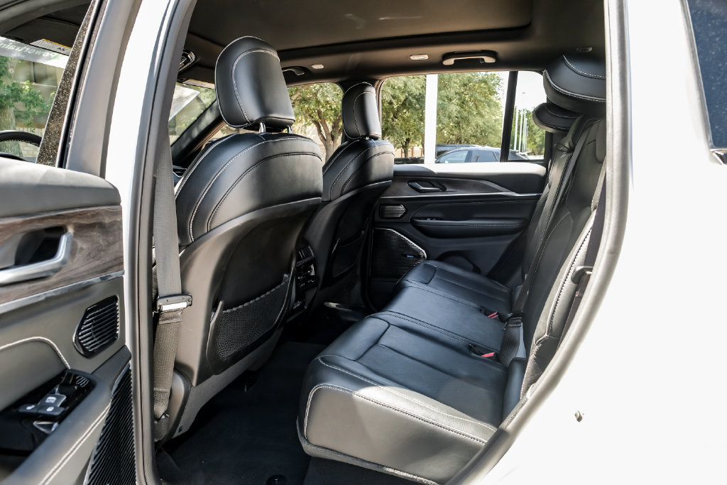 Used 2023 Jeep Grand Cherokee Overland AWD/4WD image 48