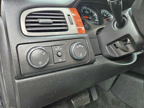 Used 2011 Chevrolet Suburban LT image 17