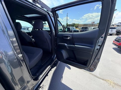 Used 2017 Toyota Tacoma TRD Off-Road w/ Premium & Technology Package AWD/4WD image 23