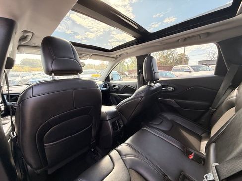 Used 2019 Jeep Cherokee Latitude Plus w/ Comfort/Convenience Group image 16