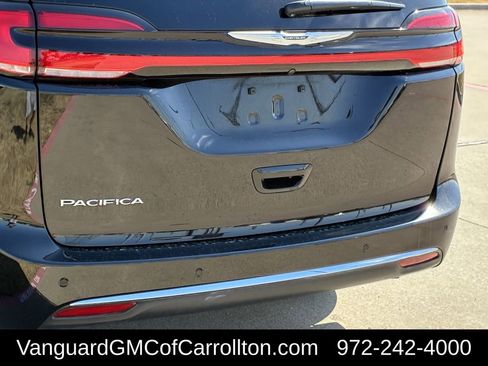 Used 2025 Chrysler Pacifica Select image 6