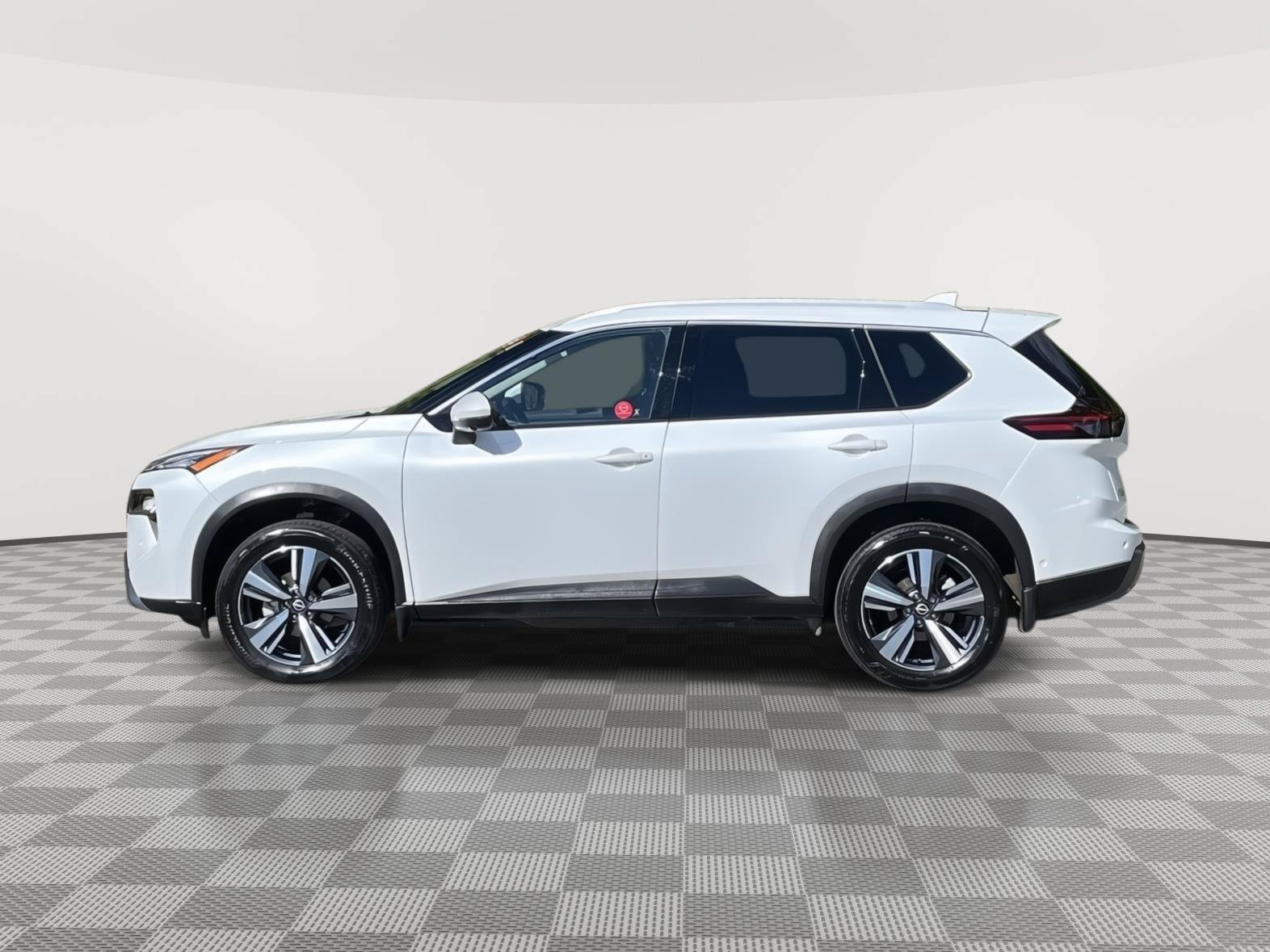Used 2025 Nissan Rogue SL AWD/4WD image 8