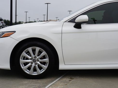 Used 2018 Toyota Camry LE image 10