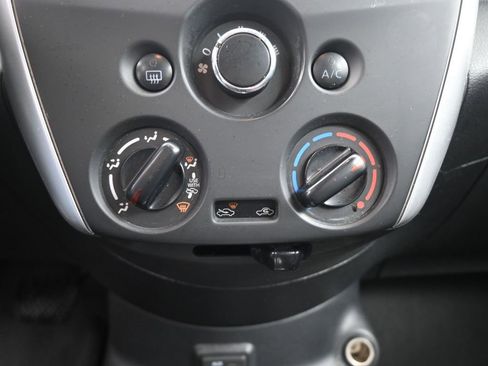 Used 2019 Nissan Versa SV image 4