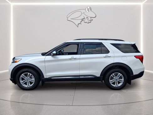Used 2024 Ford Explorer XLT AWD/4WD image 2