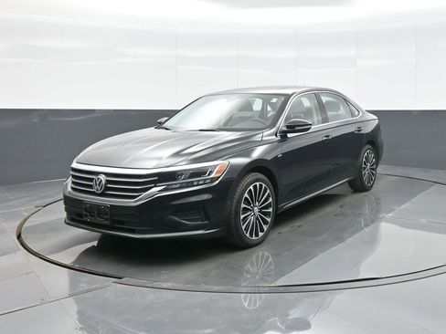 Used 2022 Volkswagen Passat 2.0T image 3