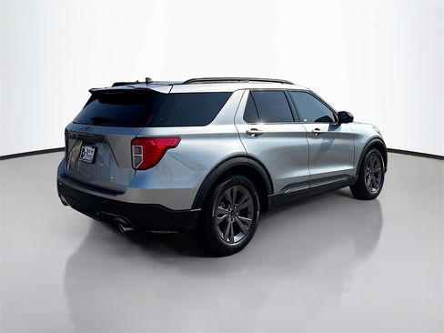 Used 2024 Ford Explorer XLT w/ Equipment Group 202A image 7