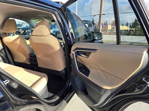 Used 2025 Toyota RAV4 XLE image 14