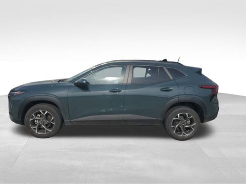 Used 2025 Chevrolet Trax LT FWD image 2
