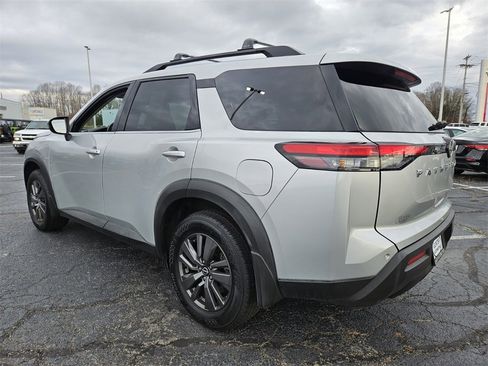 Used 2022 Nissan Pathfinder SV image 5