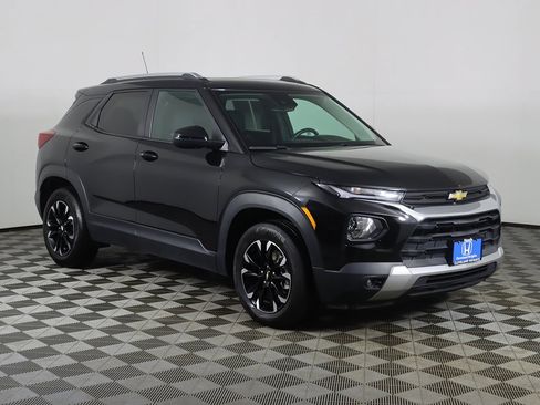 Used 2022 Chevrolet TrailBlazer LT w/ Sun and Liftgate Package image 2
