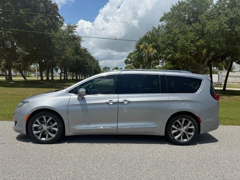 Used 2018 Chrysler Pacifica Limited FWD image 3