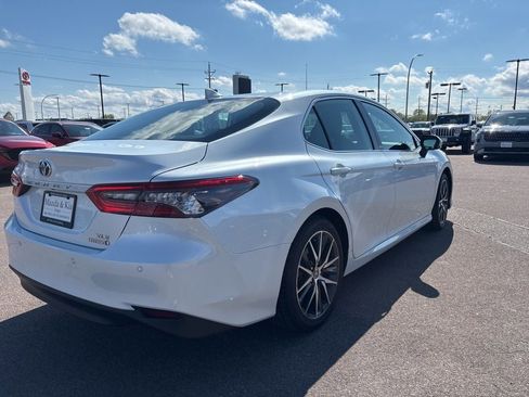 Used 2022 Toyota Camry XLE w/ Navigation Upgrade Package FWD image 5