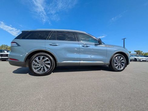 Used 2025 Lincoln Aviator 2WD image 2