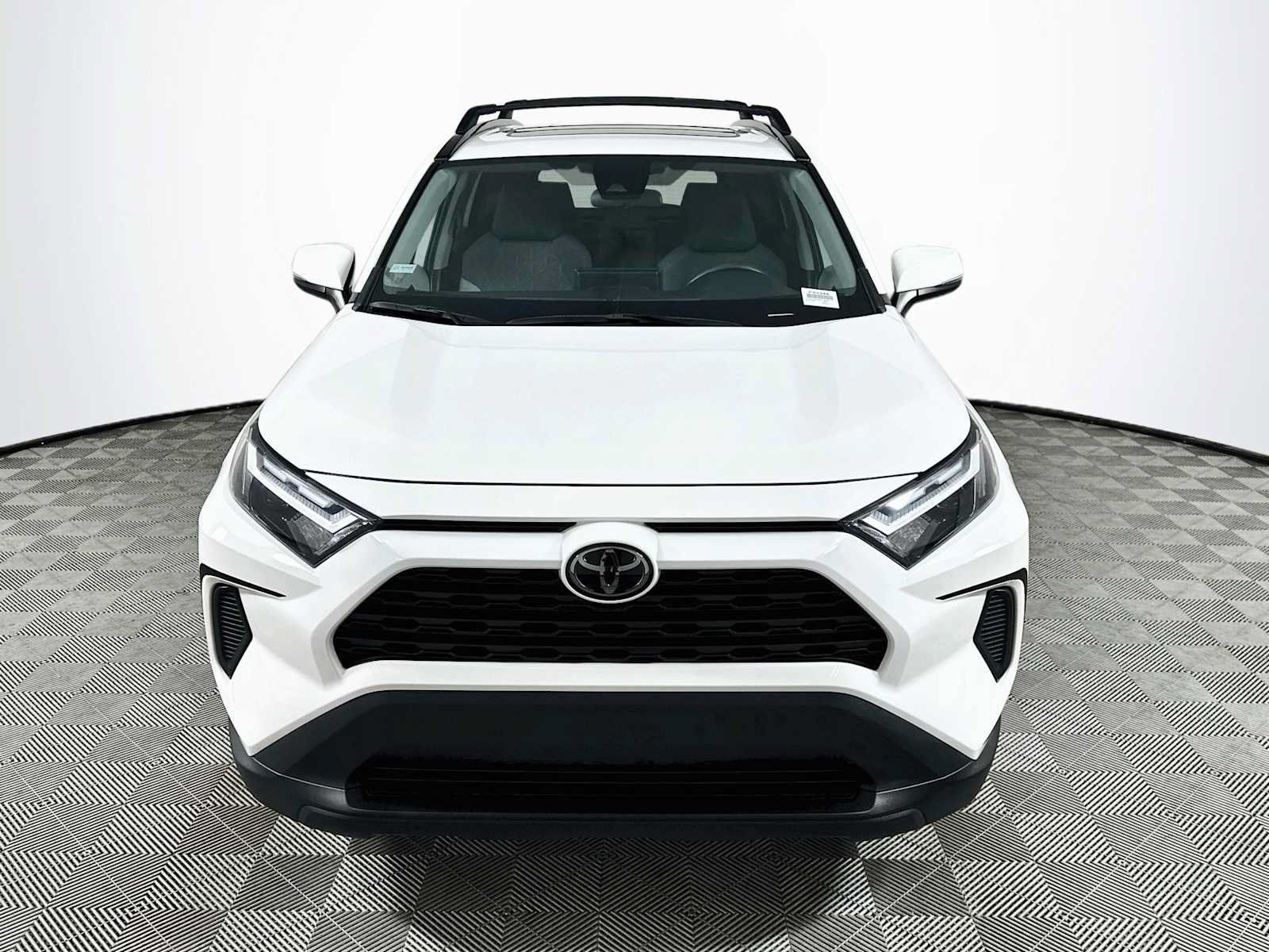 Used 2022 Toyota RAV4 XLE w/ Convenience Package FWD image 2