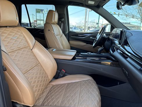 Used 2021 Cadillac Escalade Premium Luxury image 17