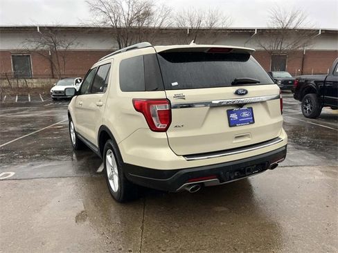 Used 2018 Ford Explorer XLT w/ Equipment Group 202A image 5