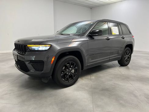 Used 2024 Jeep Grand Cherokee Altitude RWD image 4