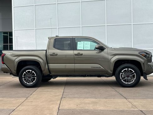 Used 2025 Toyota Tacoma TRD Sport AWD/4WD image 3
