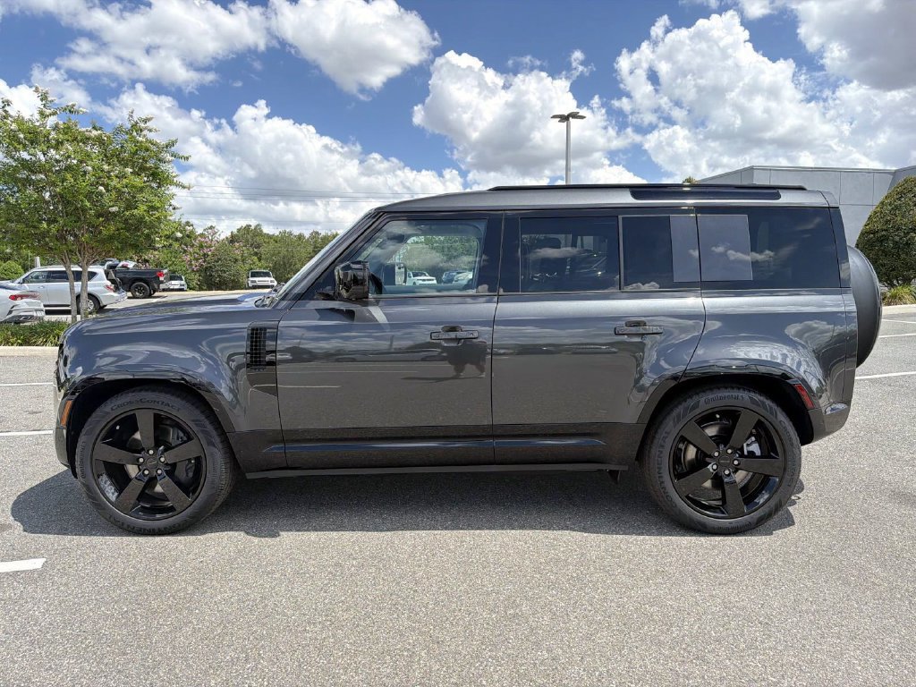 New 2026 Land Rover Defender 110 X-Dynamic SE AWD/4WD image 2