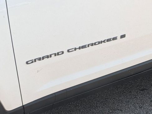 Used 2023 Jeep Grand Cherokee Limited w/ Black Appearance Package AWD/4WD image 10