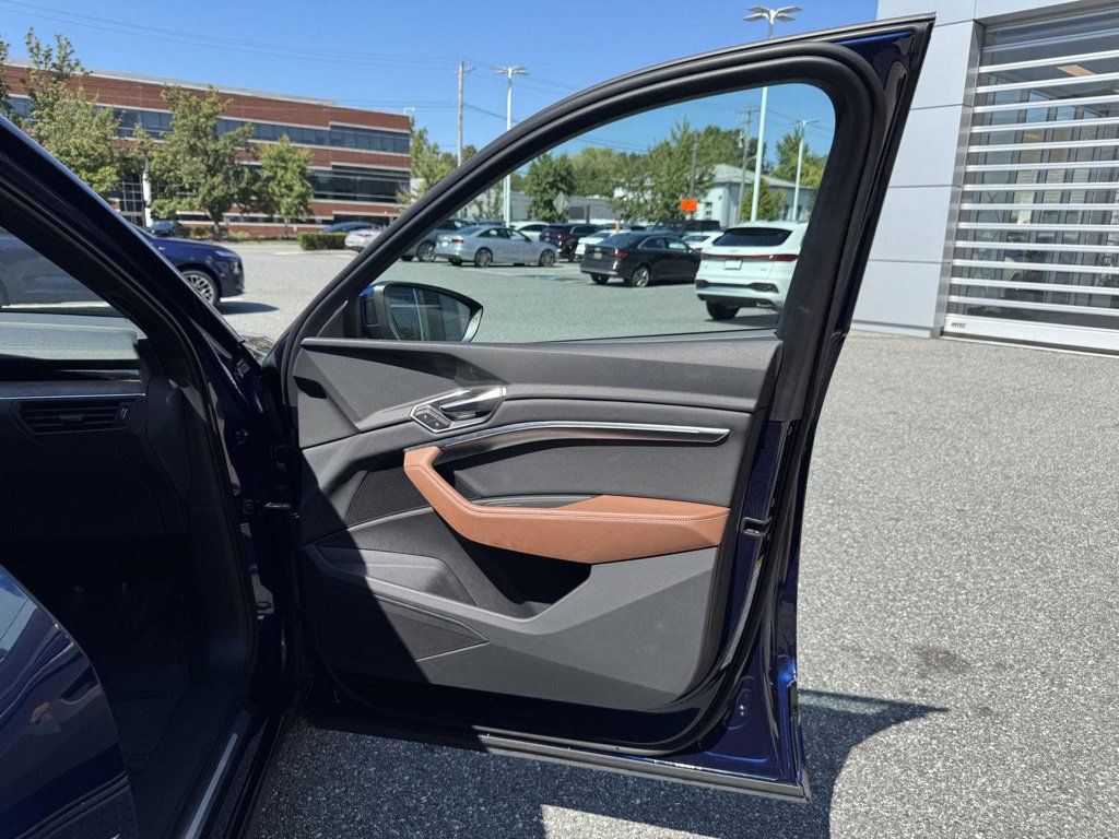 Used 2022 Audi e-tron Premium AWD/4WD image 33