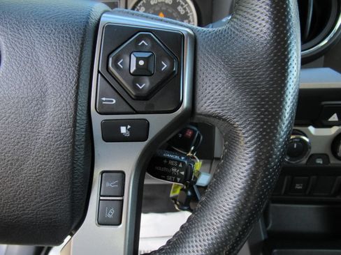 Used 2021 Toyota Tacoma SR5 AWD/4WD image 23