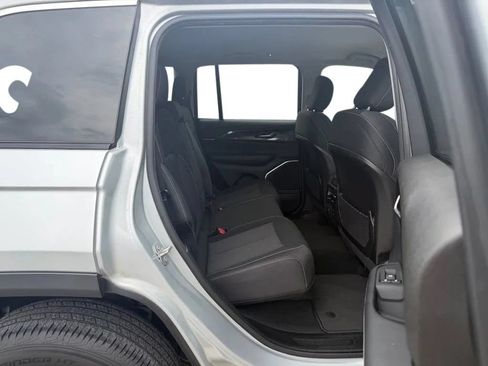 Used 2022 Jeep Grand Cherokee Laredo w/ Luxury Tech Group I AWD/4WD image 30