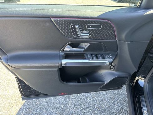 Used 2025 Mercedes-Benz GLB 250 image 19