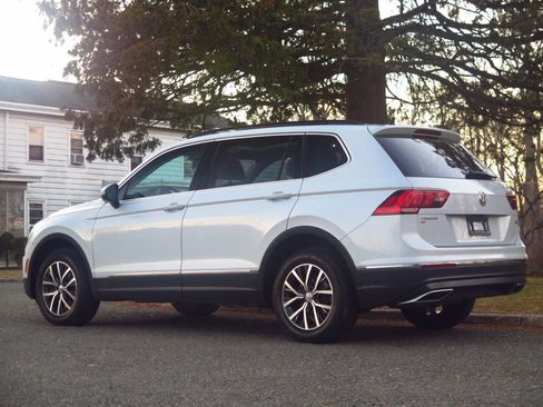 Used 2018 Volkswagen Tiguan SE w/ Panoramic Sunroof Package image 3