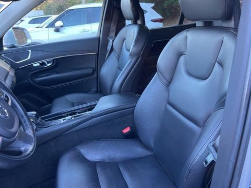 Used 2020 Volvo XC90 T5 Momentum w/ Protection Package Premier image 4