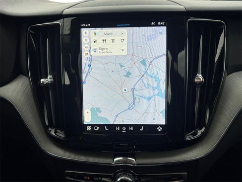 Certified 2025 Volvo XC60 B5 Plus image 18