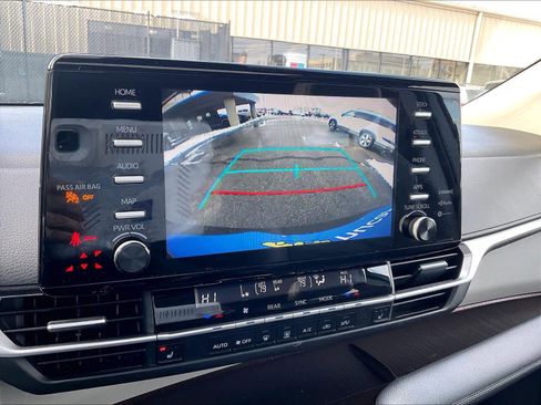 Used 2024 Toyota Sienna XLE image 19