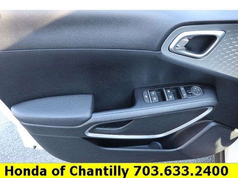 Used 2023 Kia Soul LX w/ LX Technology Package image 18