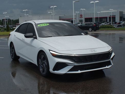 Used 2025 Hyundai Elantra Sport FWD image 2