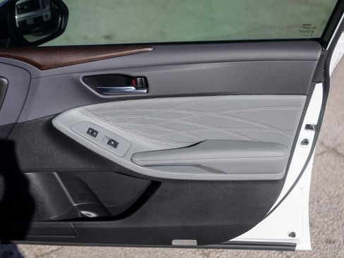 Used 2020 Toyota Avalon Limited image 31