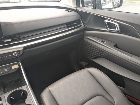 Certified 2025 Kia Carnival SX FWD image 17