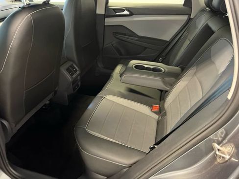 Certified 2022 Volkswagen Taos SE FWD image 16